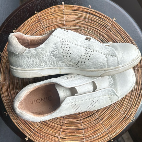 Vionic white slip on leather shoes, USA size 9.5 European size 42.5 - Picture 1 of 5